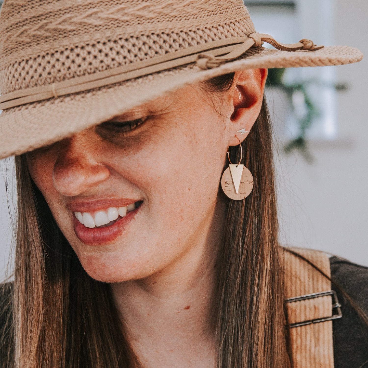 gold_hoop_earrings_geometric_triangle with natural cork